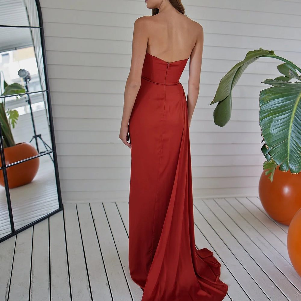 
                      
                        Red Strapless Prom Dress with Pleated Split Mermaid Design
                      
                    