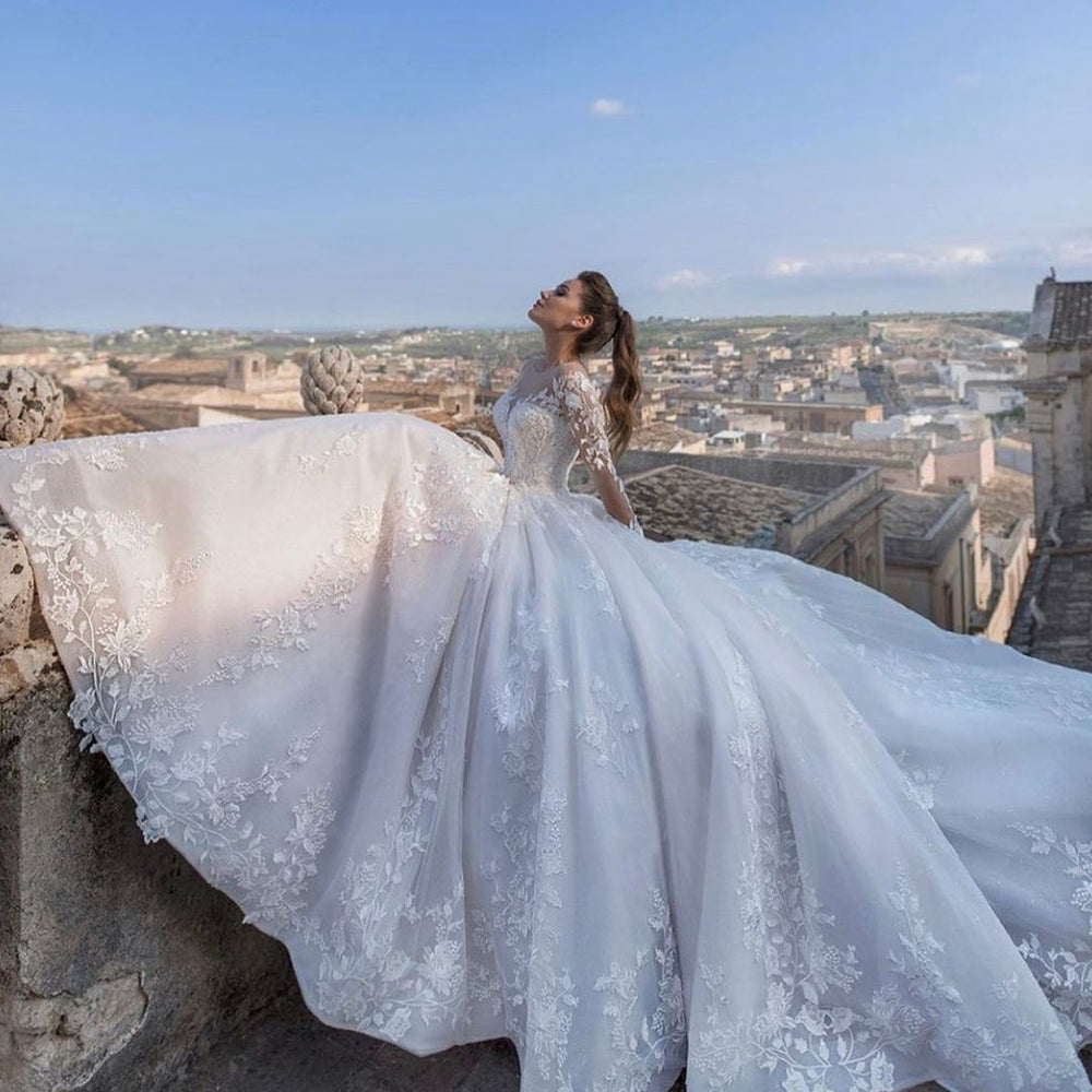 
                      
                        Chic Long Princess Sweetheart Wedding Dress with Floral Lace Appliques
                      
                    