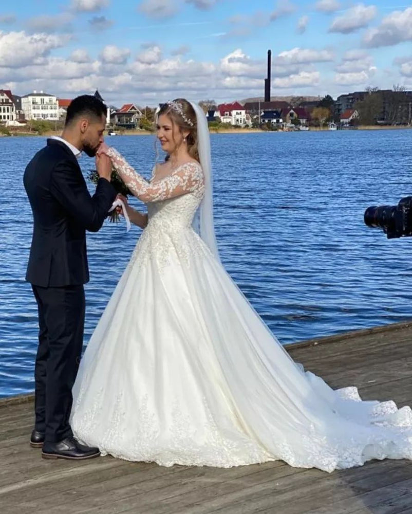 
                      
                        A-Line Sweetheart Wedding Dress with Long Sleeves and Lace Appliques
                      
                    