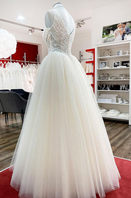 
                      
                        Unique V-Neck Princess Ivory Wedding Dress with Ruffles and Tulle Lace
                      
                    