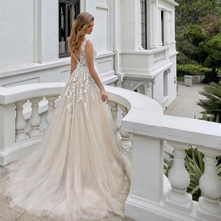 
                      
                        Luxury Long A-Line V-Neck Sleeveless Backless Wedding Dress with Lace and Tulle
                      
                    