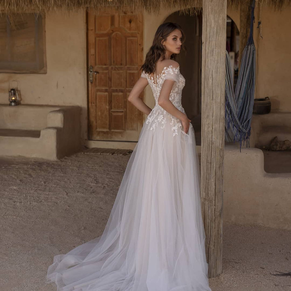 
                      
                        Beautiful Sweetheart Off-the-Shoulder Tulle A-Line Wedding Dress with Lace Appliques and Pockets
                      
                    