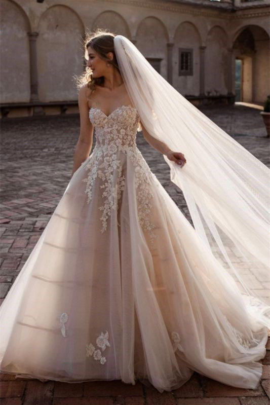 Glamorous Sweetheart Tulle Princess Wedding Dress with Lace Appliques