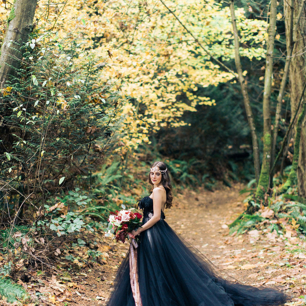 
                      
                        Black A-Line Strapless Tulle Long Wedding Dress with Lace Appliques
                      
                    