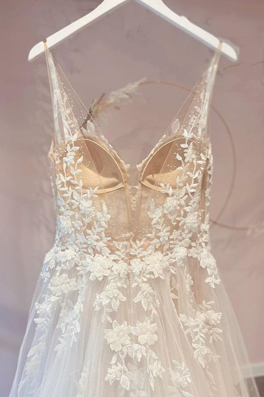 
                      
                        Sweetheart Spaghetti Strap A-Line Tulle Wedding Dress with Lace Appliques
                      
                    