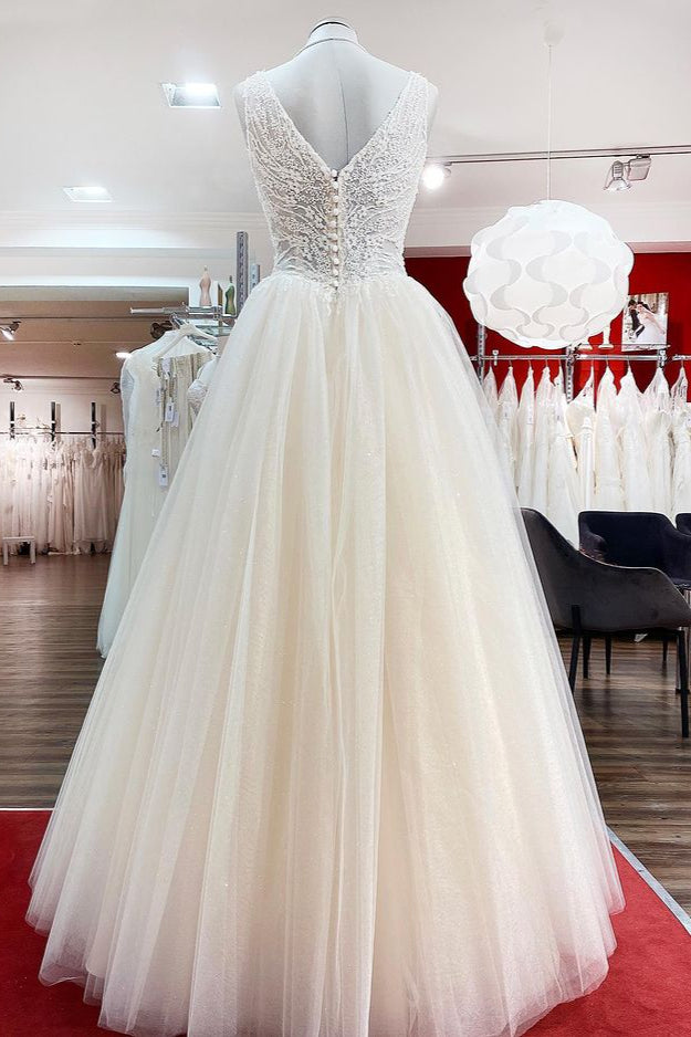 
                      
                        Unique V-Neck Princess Ivory Wedding Dress with Ruffles and Tulle Lace
                      
                    