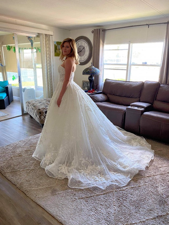 
                      
                        A-Line Off-the-Shoulder Lace Wedding Dress with Beaded Appliques
                      
                    