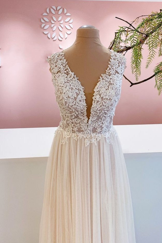 
                      
                        Wide Strap A-Line Floor-Length Backless Wedding Dress with Floral Lace and Tulle Ruffles
                      
                    