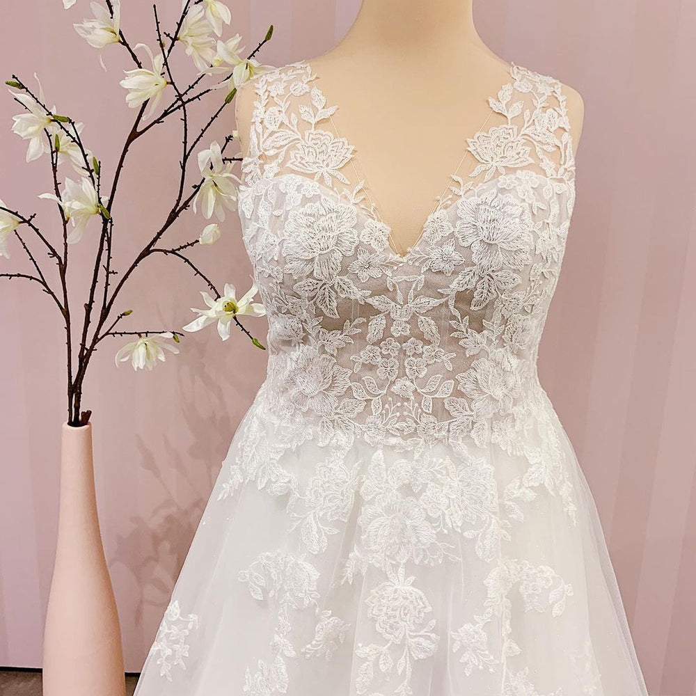 
                      
                        Sleeveless V-Neck A-Line Backless Wedding Dress with Lace Appliques
                      
                    