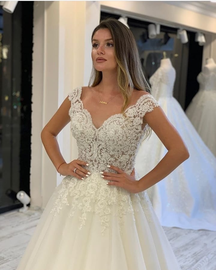 
                      
                        V-neck Wide Straps A-Line Wedding Dress With Pearl Tulle Appliques Lace
                      
                    