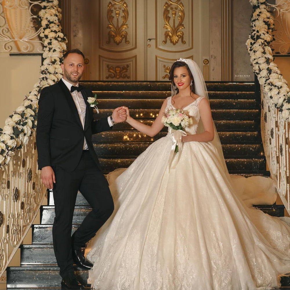 
                      
                        Ball Gown V-Neck Tulle Wedding Dress with Lace Appliques
                      
                    