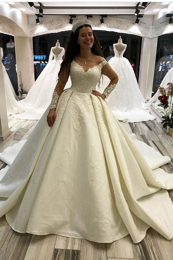 Elegant Long Sleeve Princess Sweetheart Satin Wedding Dress with Appliques