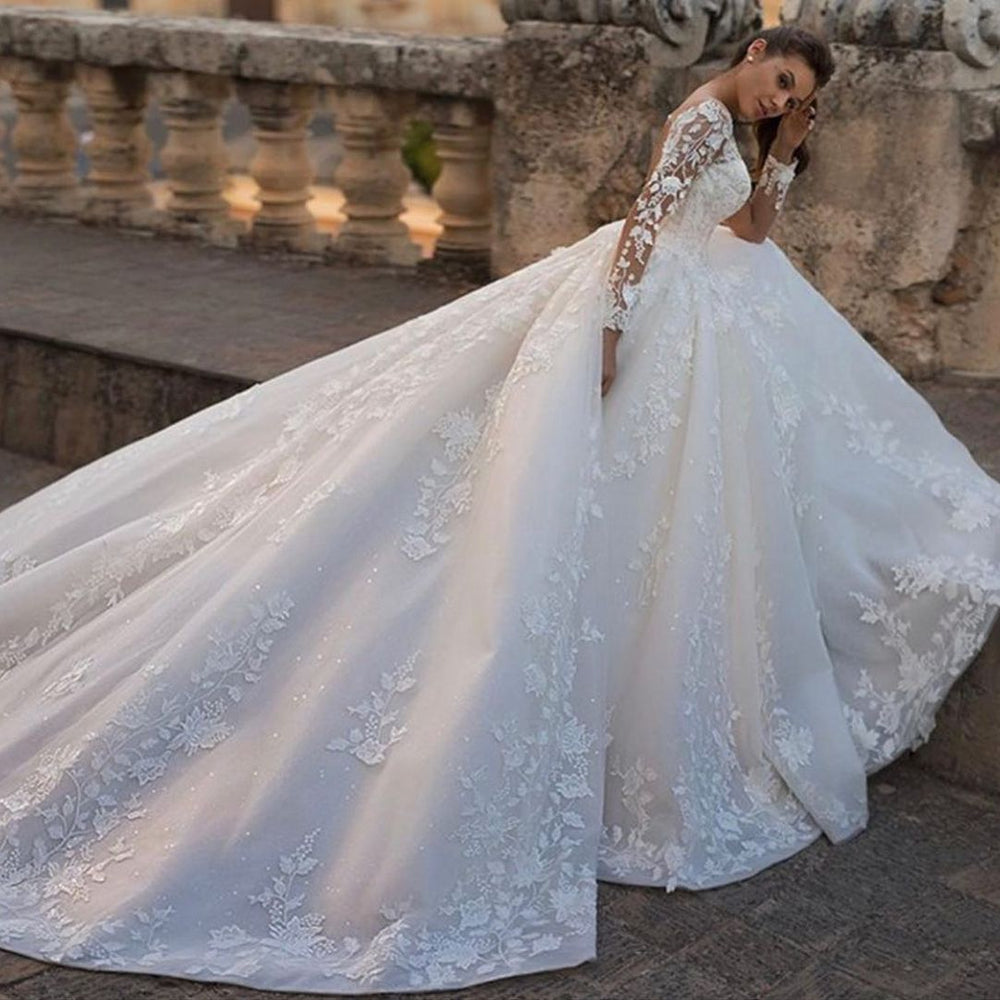 
                      
                        Chic Long Princess Sweetheart Wedding Dress with Floral Lace Appliques
                      
                    