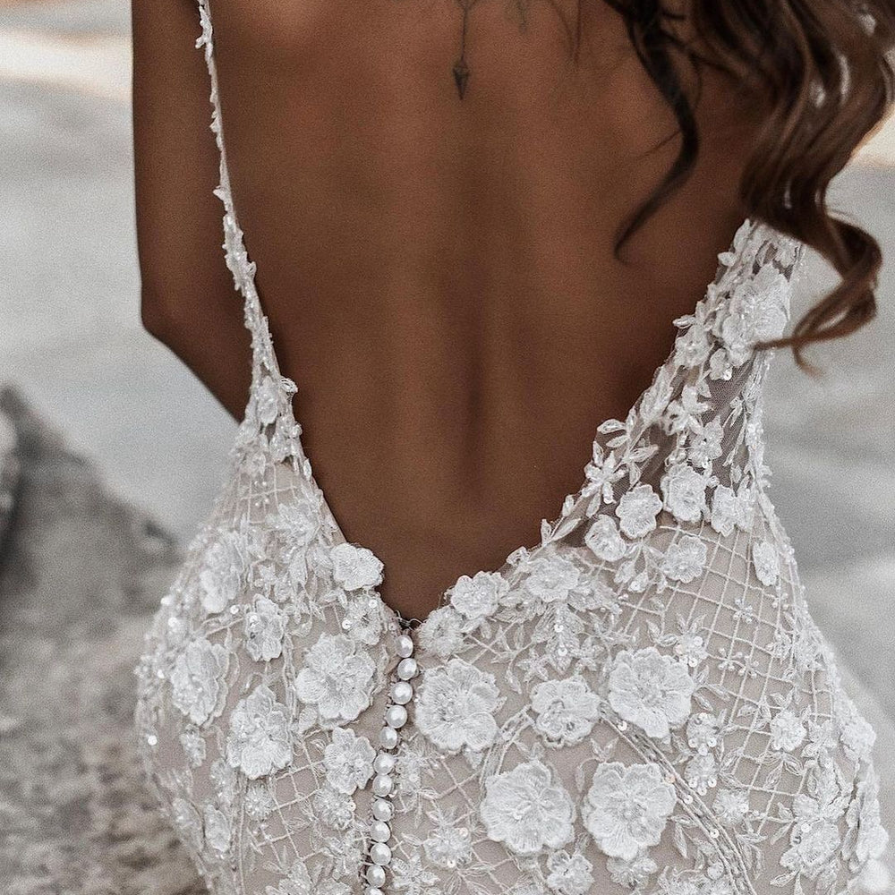 
                      
                        Elegant Long Mermaid V-Neck Floral Lace Wedding Dress with Backless Design
                      
                    