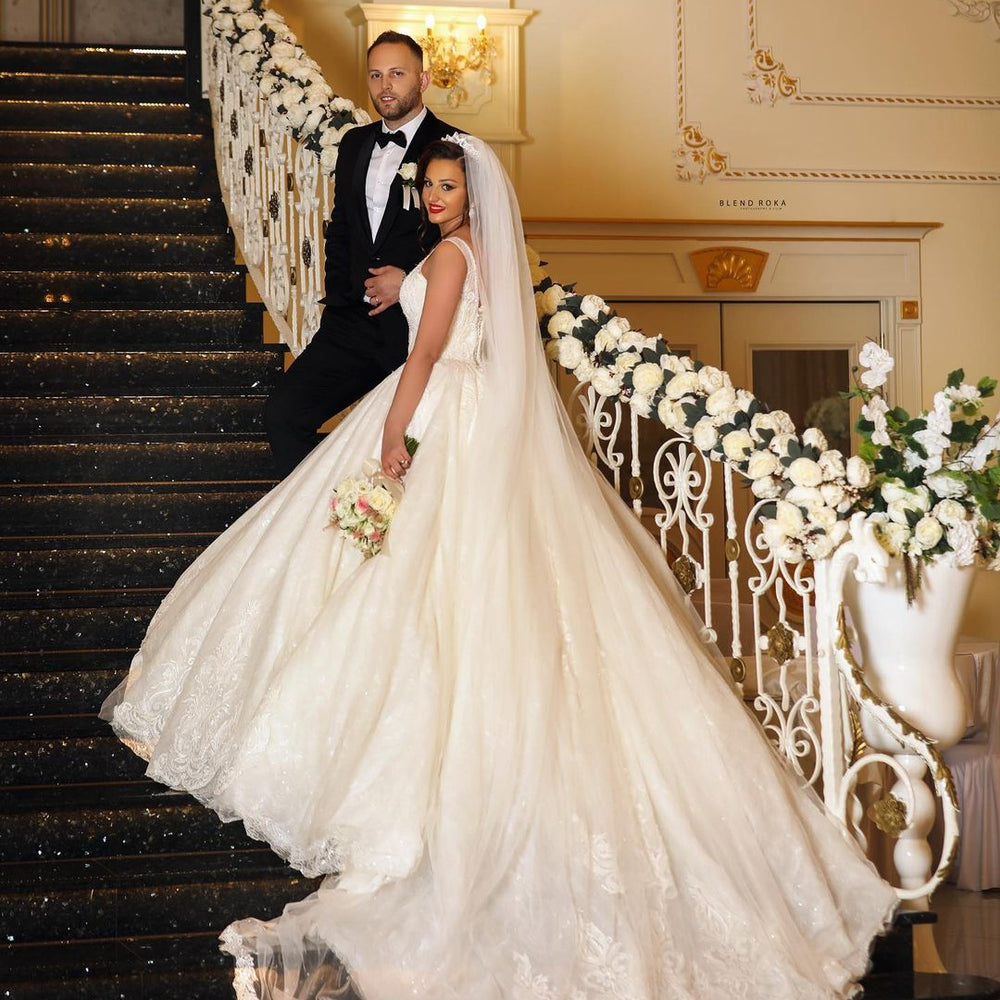 
                      
                        Ball Gown V-Neck Tulle Wedding Dress with Lace Appliques
                      
                    