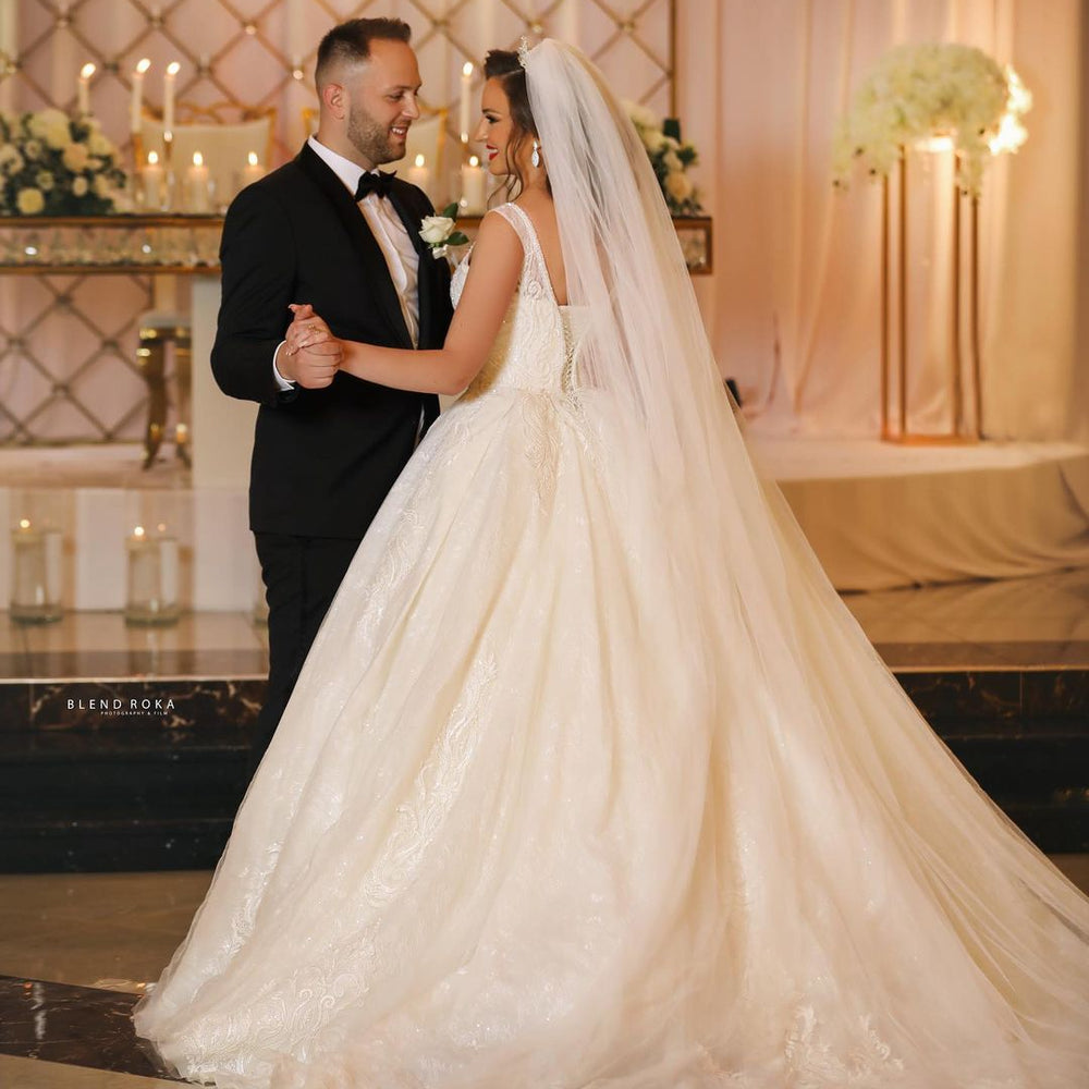 
                      
                        Ball Gown V-Neck Tulle Wedding Dress with Lace Appliques
                      
                    