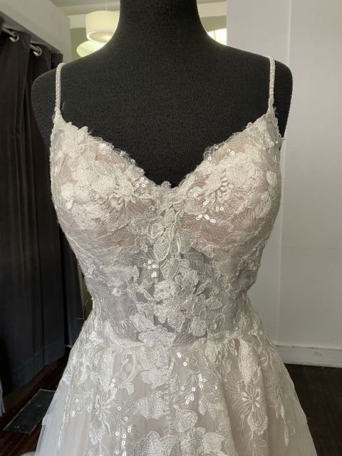 
                      
                        A Line Spaghetti Straps Wedding Dress With Lace Appliques
                      
                    