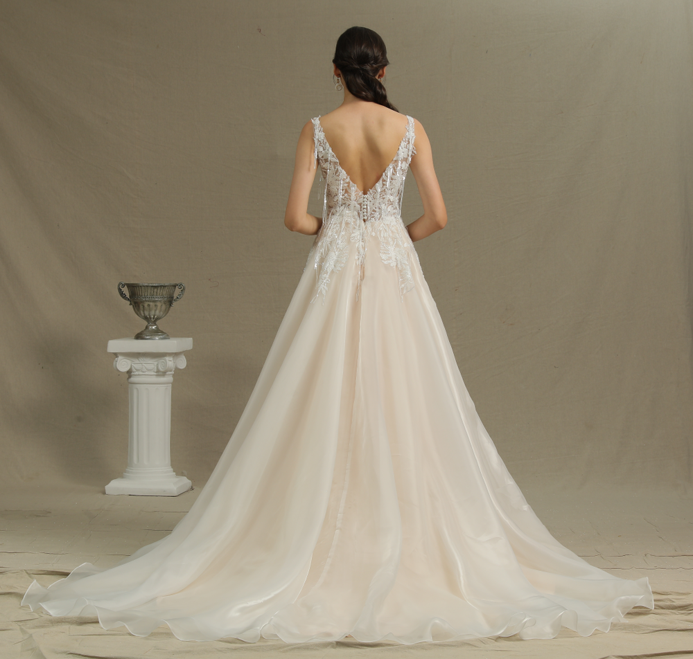 
                      
                        Sleeveless V-Neck Straps A-Line Backless Wedding Dress with Appliques
                      
                    