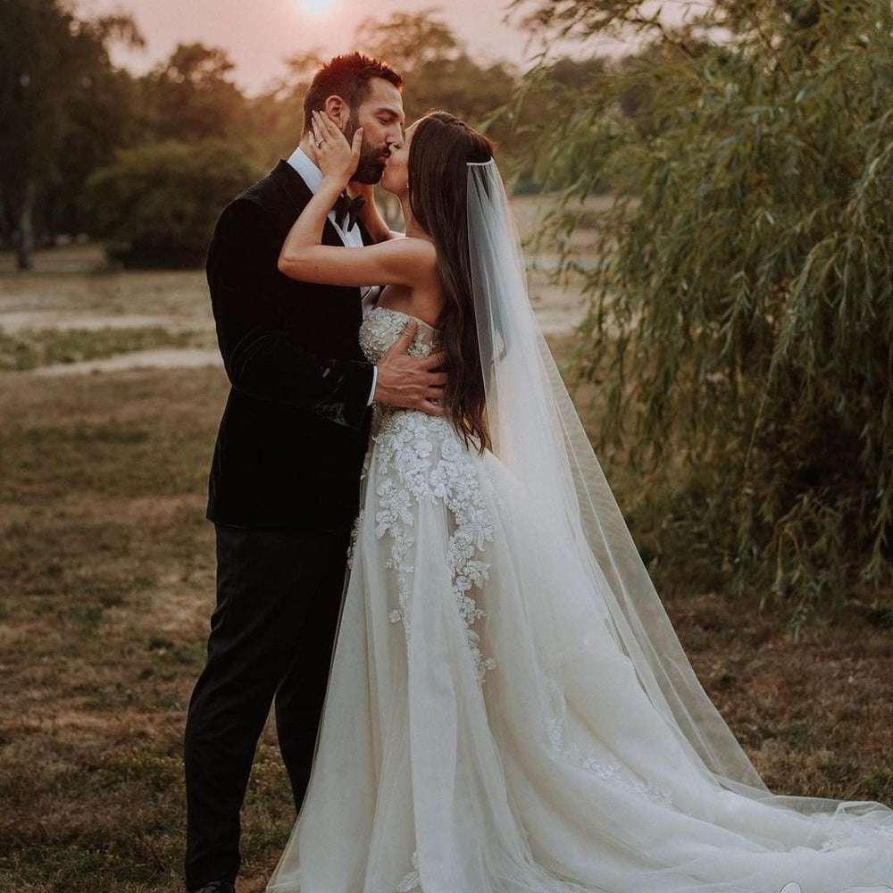 
                      
                        Romantic Backless A-Line Floor-Length Wedding Dress with Sweetheart Lace
                      
                    