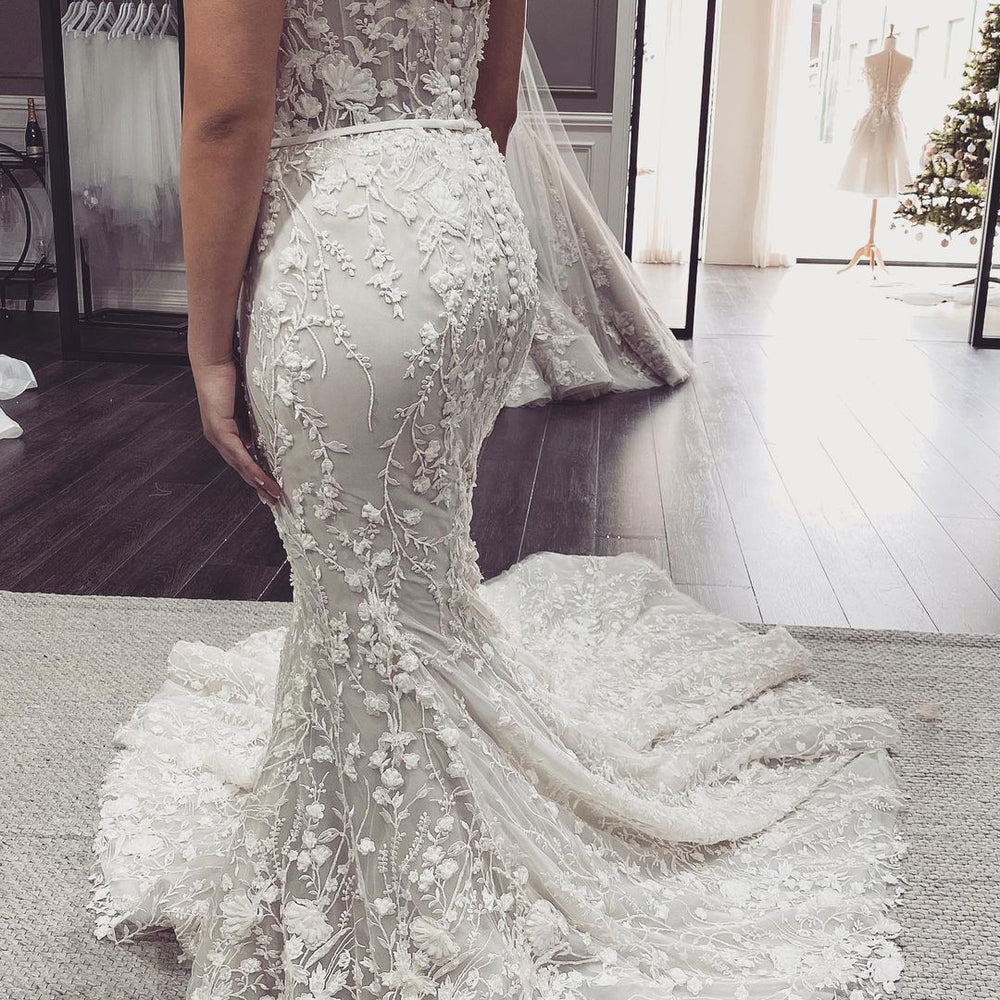 
                      
                        Off-the-Shoulder Backless Floor-Length Mermaid Wedding Dress with Lace Appliques
                      
                    