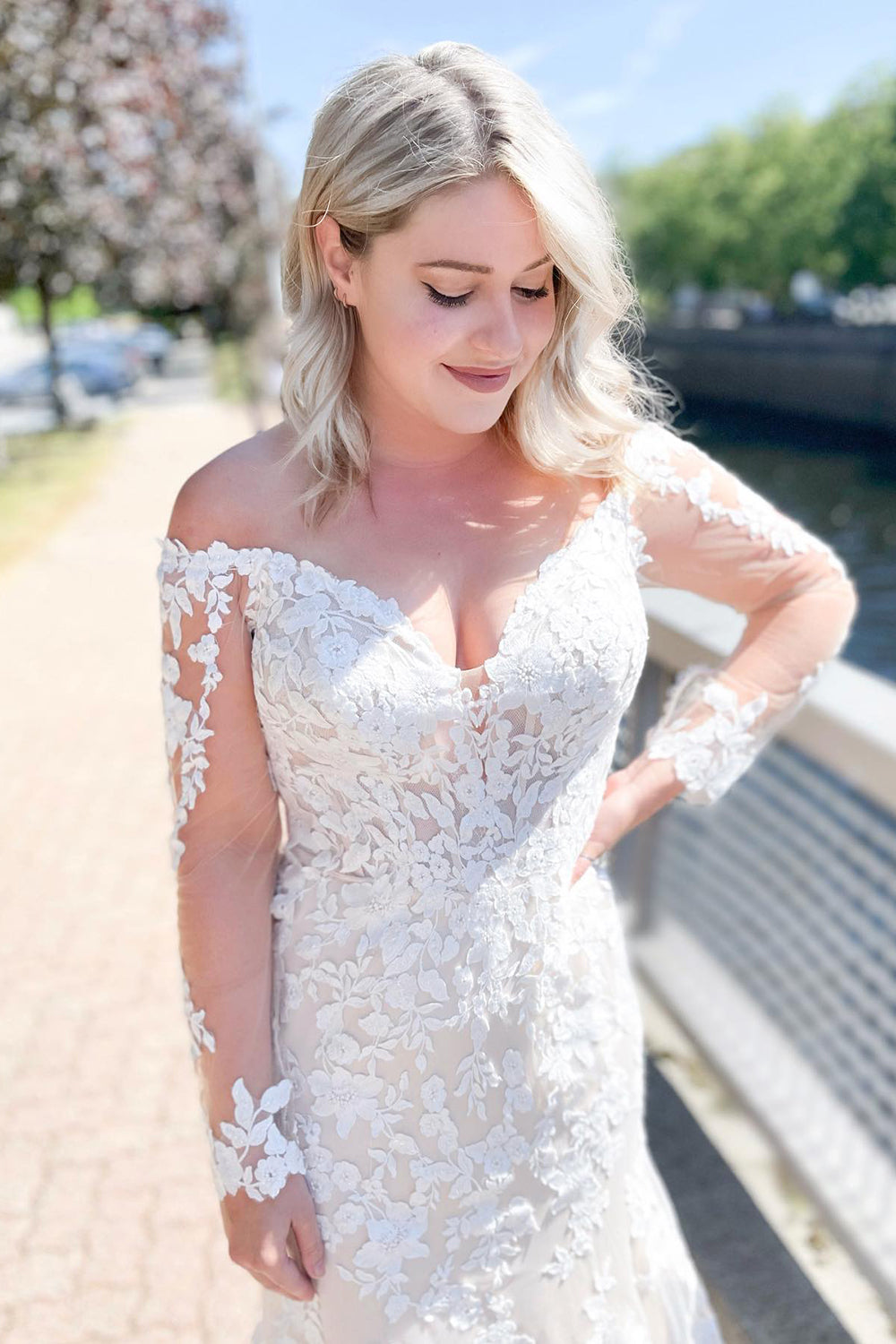 Stunning Off-the-Shoulder Long Sleeve Sweetheart Mermaid Wedding Dress with Lace Appliques