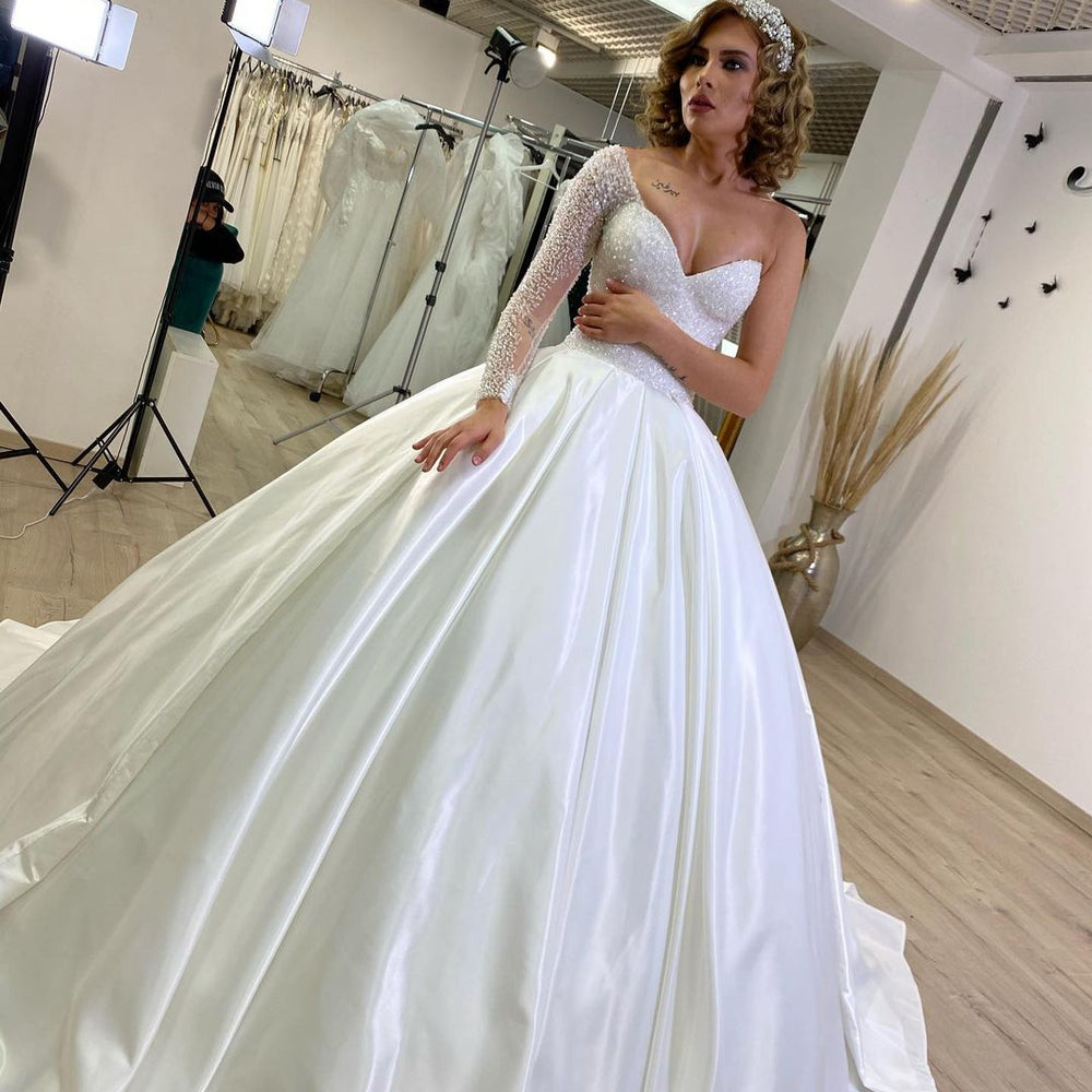 
                      
                        Sweetheart Pearl Floor-Length Ruffle Ball Gown Wedding Dress with Long Sleeves
                      
                    