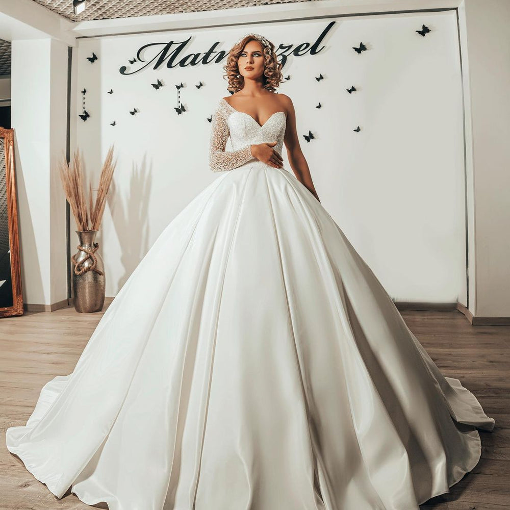 
                      
                        Sweetheart Pearl Floor-Length Ruffle Ball Gown Wedding Dress with Long Sleeves
                      
                    