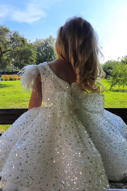 
                      
                        Cap Sleeves Feather Tulle Sequins Flower Girl Dress Beadings Girl Ball Gown with Bow
                      
                    