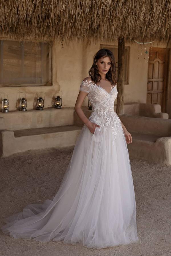 Beautiful Sweetheart Off-the-Shoulder Tulle A-Line Wedding Dress with Lace Appliques and Pockets