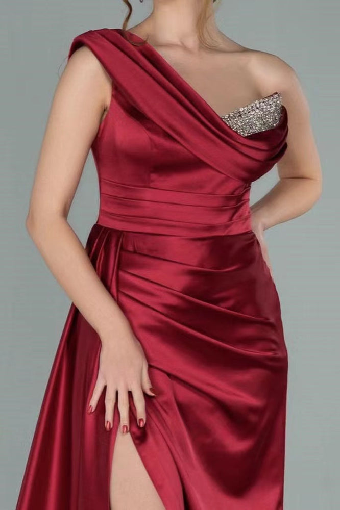 
                      
                        Chic One-Shoulder Design with V-Neck and Sultry Slit
                      
                    