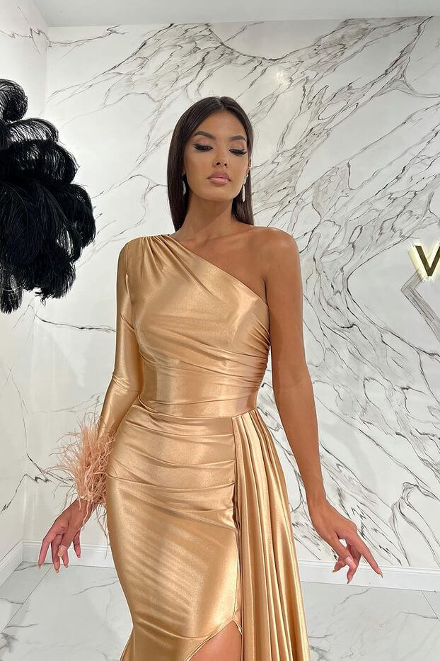 
                      
                        Elegant One-Shoulder Long Sleeve Mermaid Prom Dress with Feathers and Slit
                      
                    