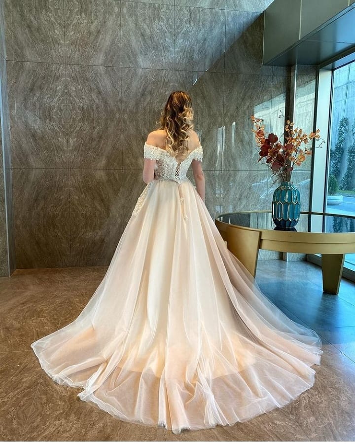 
                      
                        A-Line Sweetheart Off-the-Shoulder Backless Wedding Dress with Tulle and Lace Appliques
                      
                    