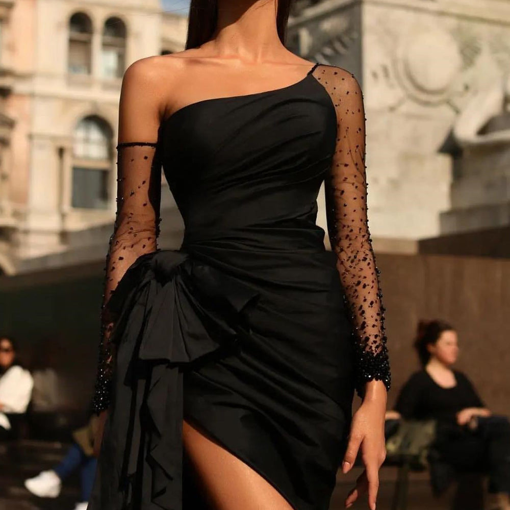 
                      
                        Elegant Black Long Sleeve Tulle Prom Dress with One Shoulder Detail and Pleated Slit
                      
                    