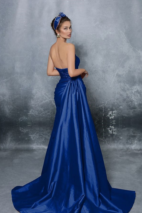 
                      
                        Elegant Blue Sleeveless Strapless Prom Dress with Pleated Slit
                      
                    