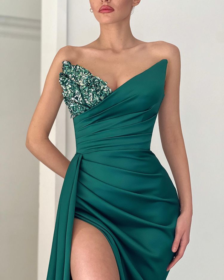 
                      
                        Emerald Mermaid V-Neck Long Prom Dress With Slit
                      
                    