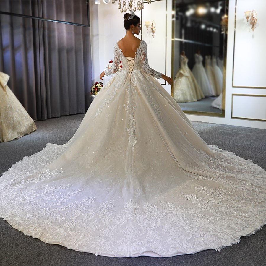 
                      
                        Classy Train A-Line Sweetheart Backless Long Sleeve Wedding Dress with Lace Appliques and Sequins
                      
                    