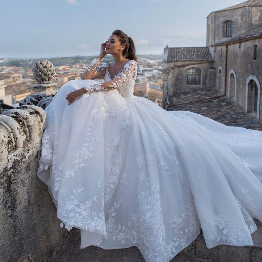 
                      
                        Chic Long Princess Sweetheart Wedding Dress with Floral Lace Appliques
                      
                    