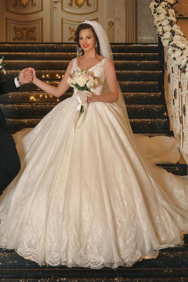 Ball Gown V-Neck Tulle Wedding Dress with Lace Appliques