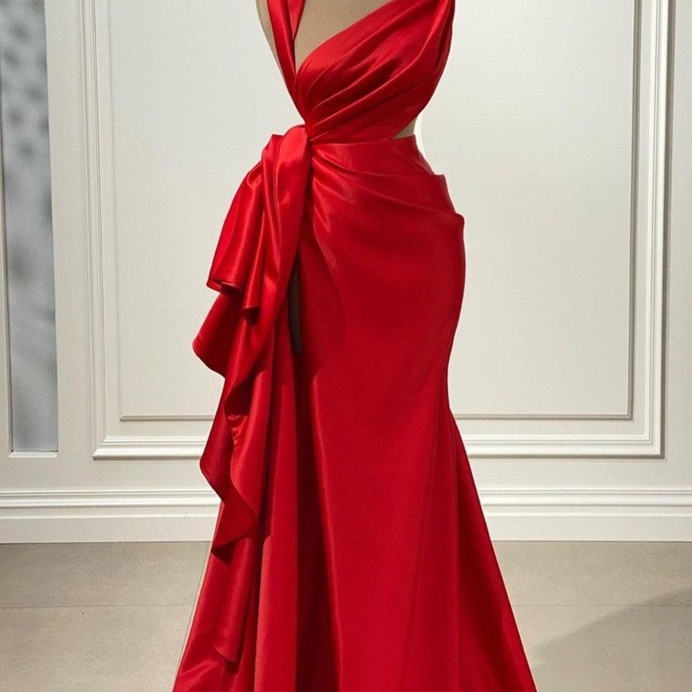 Seductively Chic Crimson Prom Gown with Daring Thigh Slit