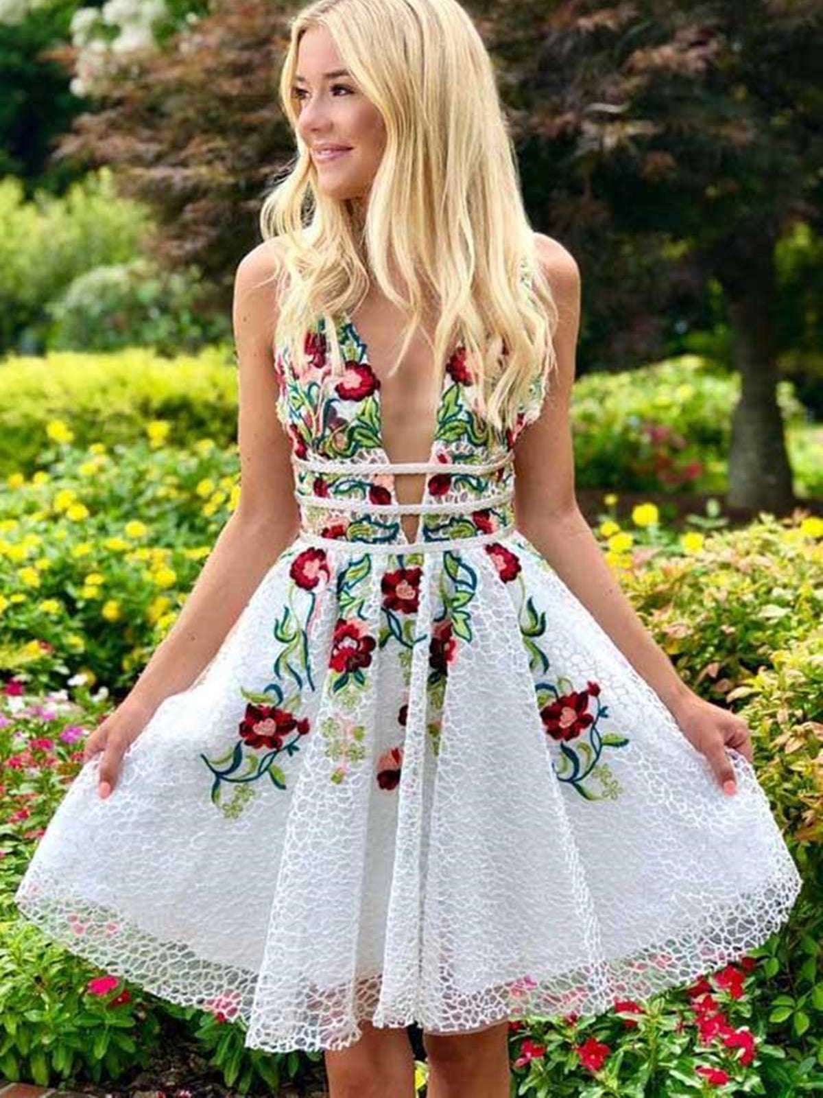 V Neck Open Back White Lace Beaded Short Prom Dresses with Appliques, Floral White Homecoming Dresses, Backless White Formal Evening Dresses