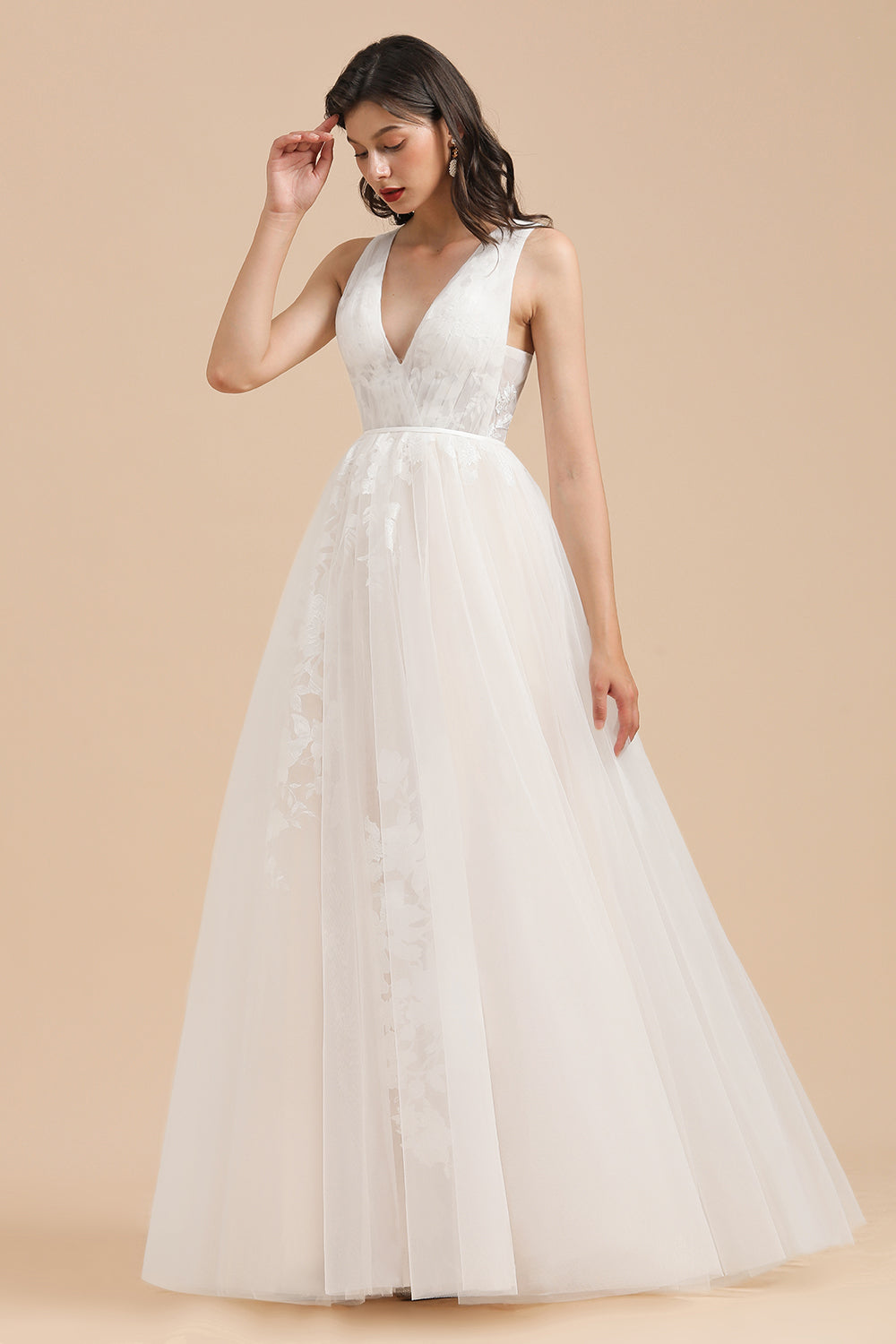 White Tulle Lace Appliques Wedding Dress V-Neck Floor Length Gowns